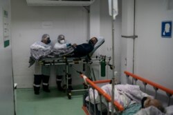 6일 브라질 리우데자네이루의 한 병원 응급실에서 신종 코로나바이러스 감염 환자의 이송 준비를 하고 있다.