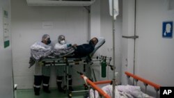 6일 브라질 리우데자네이루의 한 병원 응급실에서 신종 코로나바이러스 감염 환자의 이송 준비를 하고 있다.