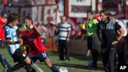 L'entraîneur de Racing Club, Luis Zubeldia, sur le côté, suit une action lors du match Racing Club- Independiente lors d'un match de football de la ligue de l'Argentine à Buenos Aires, Argentine, 24 février 2013. 