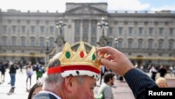 Un ciudadano se coloca una corona falsa en honor a la fallecida reina Isabel II, el 8 de septiembre de 2022.