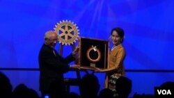 Rotary Global Peace Foundation အဖွဲ့ရဲ့ ငြိမ်းချမ်းရေးဆု လက်ခံရယူနေတဲ့ ဒေါ်အောင်ဆန်းစုကြည်။ (ဇန်နဝါရီလ ၂၇ ရက်၊ ၂၀၁၃)။