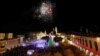 Warga Palestina menyalakan lampu pohon Natal di Lapangan Palungan (Manger Square), di luar Gereja Kelahiran Yesus (Church of the Nativity) di Bethlehem, tepi Barat yang dikuasai Israel, 4 Desember 2021. (REUTERS/Mussa Qawasma)