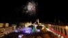 Warga Palestina menyalakan pohon Natal di Manger Square di luar Gereja Kelahiran di Betlehem, di Tepi Barat yang diduduki Israel, 4 Desember 2021. (Foto: REUTERS/Mussa Qawasma)