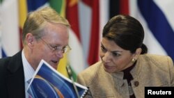 Adam Blackwell, secretario de Seguridad de la OEA y la presidenta de Costa Rica, Laura Chinchilla.