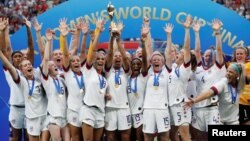 Timnas putri AS merayakan kemenangan usai final piala dunia AS lawan Belanda di Stadion Groupama, Lyon, Prancis - 7 Juli 2019 (foto: dok). 