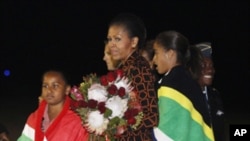 Primeira-dama norte-americana, Michelle Obama, e as filhas Sasha e Melia, na chegada à África do Sul