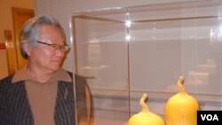 Umjetnik Cliff Lee pored svojih radova od porcelana