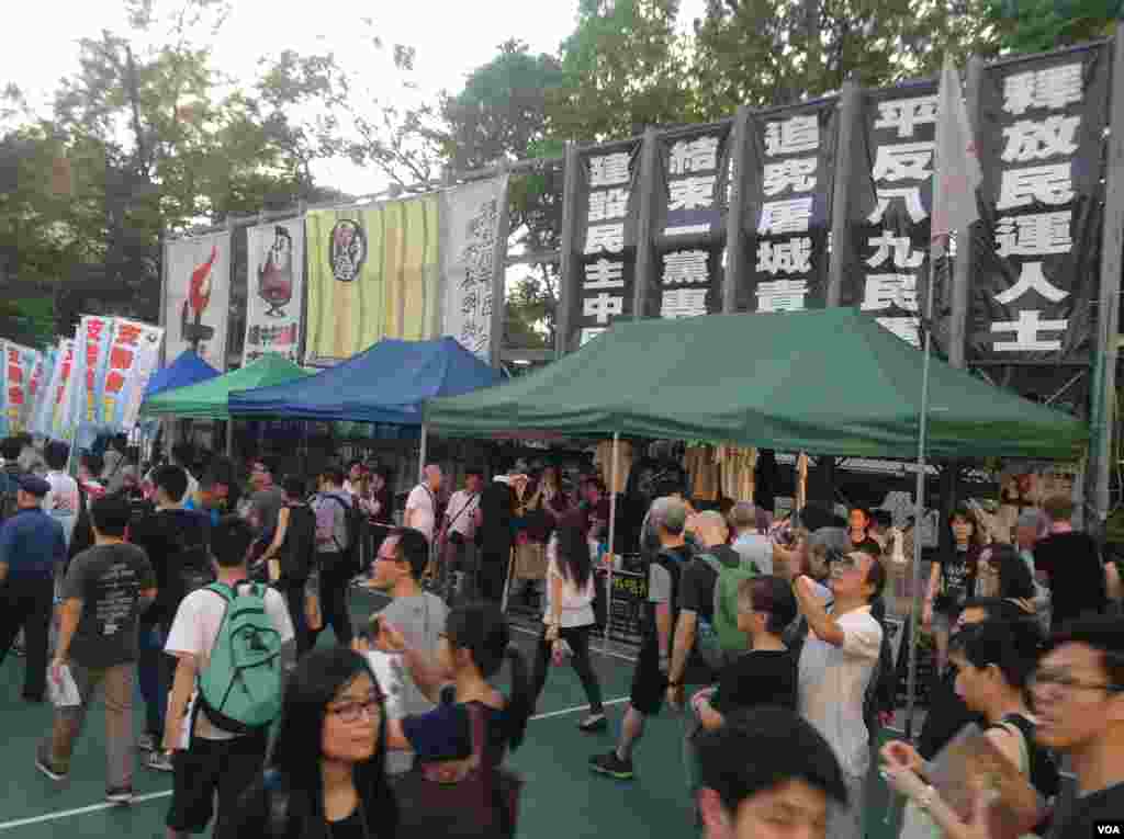 香港2014年六四烛光晚会开始前的景象 (美国之音海彦拍摄)