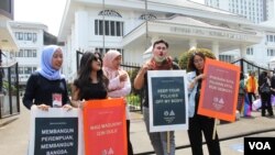 Para peserta aksi Women's March Bandung menyampaikan suaranya di depan gedung DPRD Jawa Barat. Aksi tahun ini fokus menolak eksploitasi anak dan pelecehan seksual. (Foto: Rio Tuasikal/VOA)