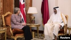 La Première ministre britannique Theresa May rencontre l'Emir du Qatar Sheikh Tamim bin Hamad Al Thani à Manama, au Bahreïn, le 7 décembre 2016. 