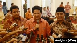 Ketua KPU Husni Kamil Manik (tengah) didampingi Ketua Bawaslu Muhammad (kiri) dan Ketua DKPP Jimly Asshidiqie (kanan) di Istana Bogor, Jawa Barat, 7 Agustus 2015 (Foto:VOA/Andylala)