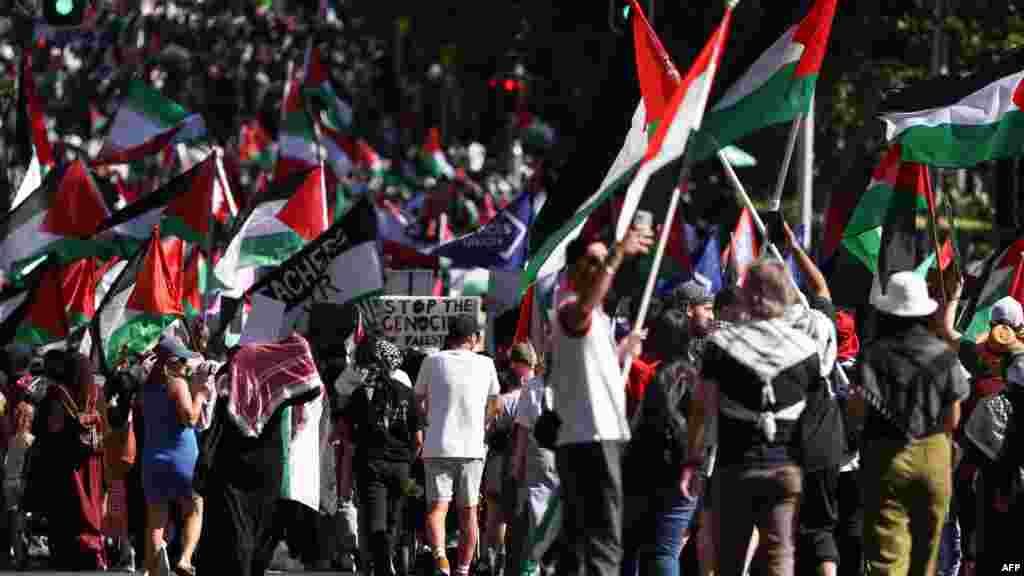 Članovi australske palestinske i jevrejske zajednice drže zastave i plakate dok učestvuju na skupu u Sidneju 29. oktobra 2023.