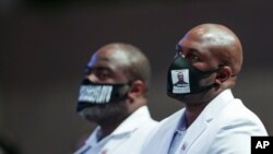 Los hermanos Rodney (izquierda) y Philonise Floyd durante el funeral de su hermano George Floyd el 9 de junio de 2020 en Houston, Texas.