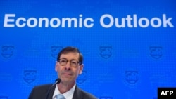 Maurice Obstfeld, Direktur Riset Dana Moneter Internasional (IMF), dalam konferensi pers mengenai Proyeksi Perekonomian Dunia dalam Pertemuan Musim Semi IMF dan Bank Dunia 2018 di Washington DC, 17 April 2018. 