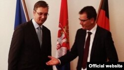 مظاہرین نے پلے کارڈز اٹھا رکھے ہیں۔