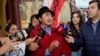 Leonidas Iza, líder de la organización indígena ecuatoriana CONAIE, habla a los medios antes de una reunión con la sociedad civil y sindicatos en Quito, Ecuador, el 17 de marzo de 2023.