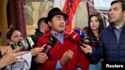 Leonidas Iza, líder de la organización indígena ecuatoriana CONAIE, habla a los medios antes de una reunión con la sociedad civil y sindicatos en Quito, Ecuador, el 17 de marzo de 2023.