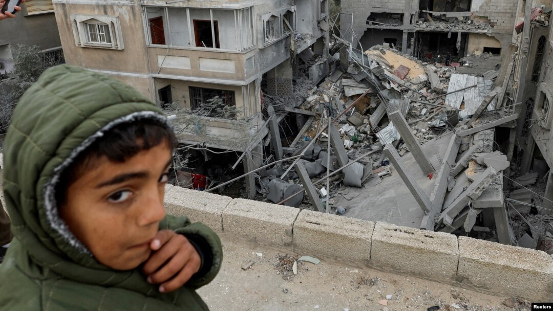 ARCHIVO - Un niño palestino reacciona cerca del lugar de un ataque israelí contra una casa en Rafah, Franja de Gaza, el 24 de marzo de 2024. 