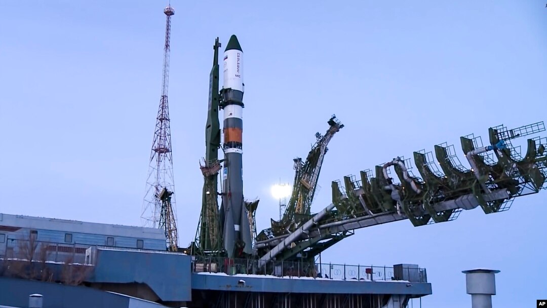 Pesawat kargo Rusia Soyuz 2,1A terlihat berada di landasan peluncuran di fasilitas ruang utama Rusia di Baikonur, Kazakhstan, 11 Februari 2018. (Foto: Roscosmos Space Agency Press Service photo via AP)