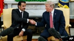 ປະທານາທິບໍດີ​ສະຫະລັດ ທ່ານ ດໍ​ໂນ​ລ ທຣໍາ​ຈັບມືກັບ ອາເມຍ ທາ​ມິ​ມ ບິນ ຮາ​ມາດ ອາລ-ທານີ ຂອງກາຕາ ຢູ່ໃນຫ້ອງການ ຂອງທ່ານ ທີ່​ທໍານຽບຂາວ ໃນວັນທີ 10 ເມສາ, 2018