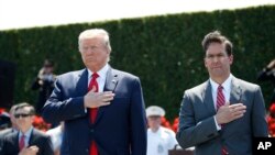 Tổng thống Mỹ Donald Trump và ông Mark Esper, hôm 25/7/2019.