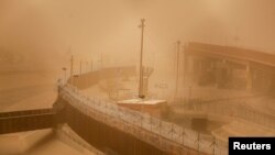 Песчаные бури - регулярное явление в штатах американского Запада (архивное фото из штата Техас, REUTERS/Jose Luis Gonzalez TPX IMAGES OF THE DAY)