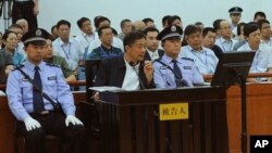 Mantan anggota Politibiro China, Bo Xilai, dalam sidang di pengadilan Jinan, provinsi Shandong, China (24/8).