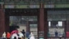 30일 한국 서울 경복궁 방문객들이 마스크를 쓰고 있다.