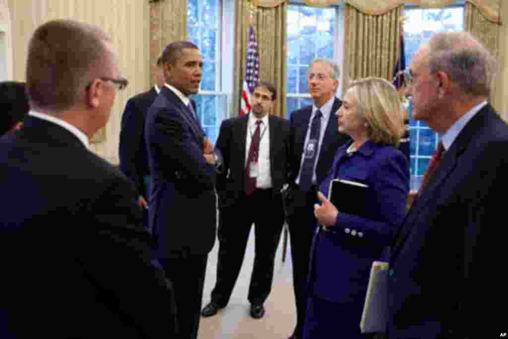 奥巴马总统和他的中东政策小组成员交谈(9月1日)