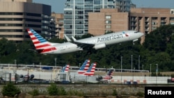 Archivo - Avión de American Airlines despega desde el Aeropuerto Washington National, en Washington D.C.