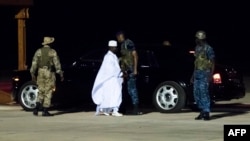 L'ex-président Yahya Jammeh, au centre, en train d'aller en exil à l'aéroport de Banjul, Gambie, 27 janvier 2017.