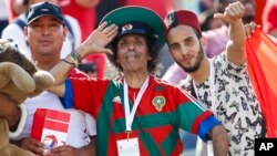 Supporters marocains avant le match de football du groupe D de la Coupe d'Afrique des Nations opposant le Maroc et la Namibie au Stade Al Salam du Caire, en Egypte, le 23 juin 2019.