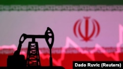 Bendera Iran, grafik saham, dan miniatur pompa angguk minyak dalam ilustrasi ini, 9 Oktober 2023. (Foto: REUTERS/Dado Ruvic)