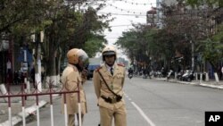 FILE - Policemen entrance to courthouse where former army officer Tran Anh Kim was tried, Thai Binh povince, Vietnam, Dec. 2009. 