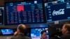 Monitor menunjukkan penurunan harga saham di New York Stock Exchange, 27 Februari 2020. (Foto: AP)