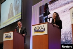 2026년 8월 27일 미국 알래스카주 앵커리지에서 열린 알래스카 석유가스협회(AOGA) 연례 회의 포럼에 참석한 다가오는 미 상원의원 선거 후보인 공화당 댄 설리번 상원의원(사진 왼쪽 남성)과 민주당 메리 펠톨라 전 하원의원.