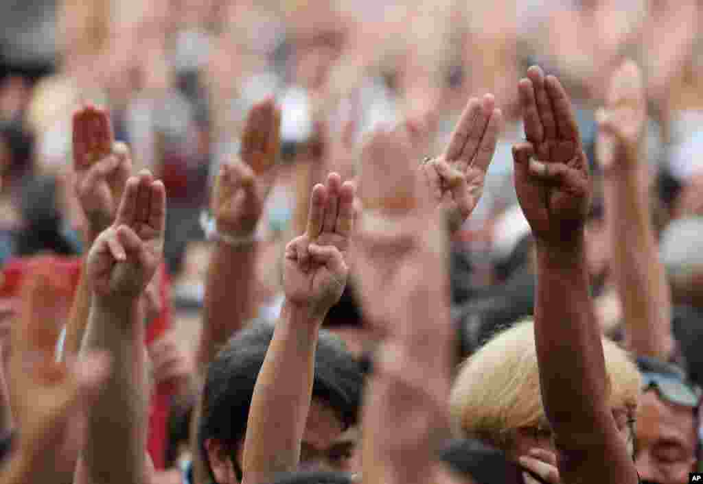 태국 민주화 시위대가 방콕에서 정부에 대한 저항을 표현하는 세 손가락 경례를 하며 시위하고 있다. 