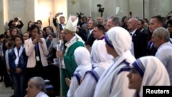 Le pape François à l'église Immaculée Conception à Bakou, en Azerbaïdjan, le 2 octobre 2016.