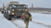Un miembro del servicio de las Fuerzas Armadas de Ucrania corre cerca de sistemas de lanzacohetes múltiples autopropulsados durante simulacros en la región de Kherson, Ucrania, en esta foto publicada el 1 de febrero de 2022.