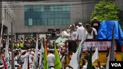 Aparat Kepolisian berjaga di dalam kompleks DPRD dan Balai Kota DKI saat unjuk rasa FPI menolak Ahok dilantik menjadi Gubernur DKI (foto: VOA/Andylala)