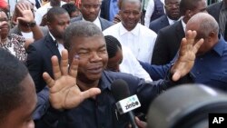 Joao Lourenco, du MPLA, parti au pouvoir, montre son doigt taché d'encre après avoir voté à Luanda, en Angola, 23 août 2017