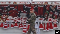 Des soldats patrouillent au marché de Noël le long de l'avenue des Champs-Elysées à Paris, 24 novembre 2015.