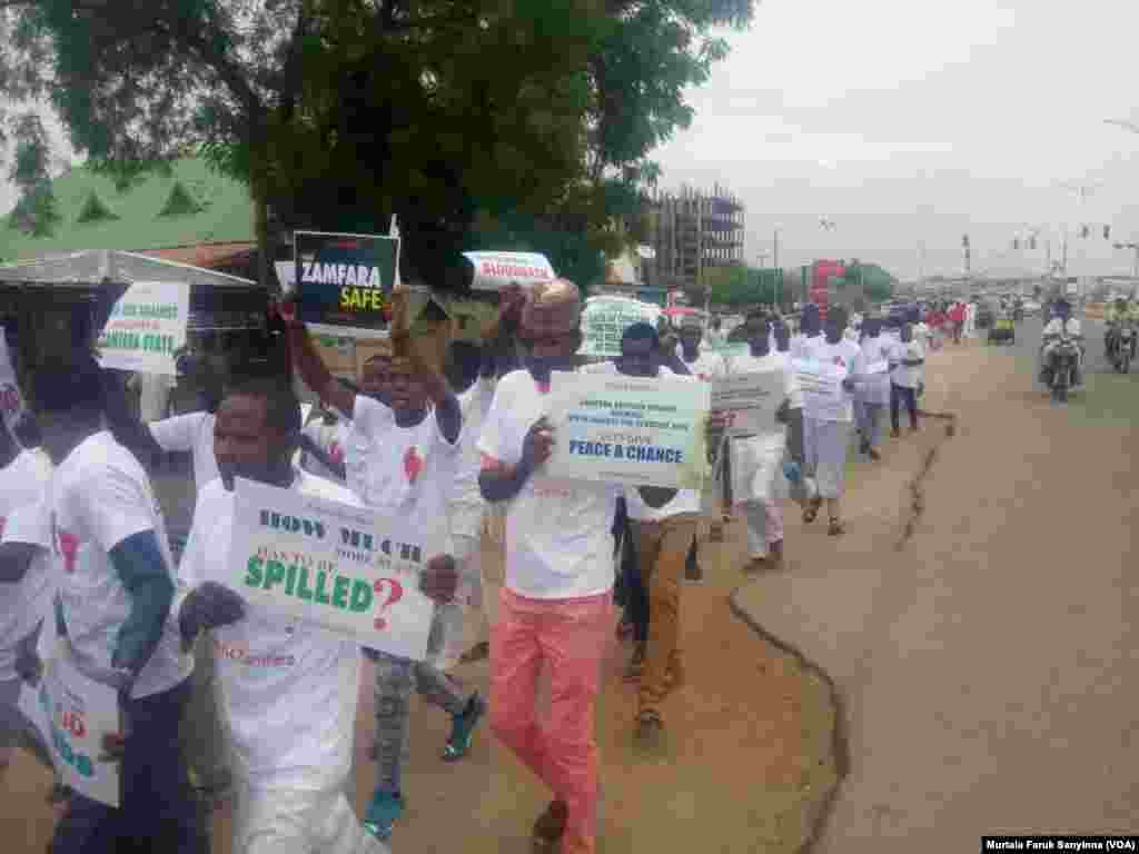 Gamayyar kungiyoyi masu zaman kansu da wasu kungiyoyin matasa sun yi zanga zangar lumana a birnin Zamfara, Gusau, kan yawan garkuwa da kashe kashen mutane da ake yi a Jihar. &nbsp;