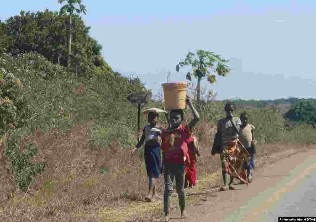 Watoto wakitembea katika barabara inayoelekea Palma, kaskazini mwa Msumbiji wakirejea nyumbani
