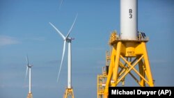 Tiga dari lima turbin angin lepas pantai Deepwater Wind di lepas pantai Pulau Block, Rhode Island, AS, 15 Agustus 2016. Pemerintahan Biden menyetujui pembangunan pembangkit listrik tenaga bayu lepas pantai skala besar yang pertama.