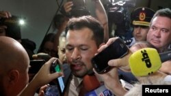 El congresista paraguayo Ulises Quintana hace declaraciones a los medios de comunicación tras comparecer ante la Corte Suprema de Paraguay en Asunción, el 21 de septiembre de 2018.