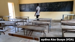 Junior Diakhaté Niinchté dans une des salles de classes déjà réfectionnée au Lycée de Yoff, à Dakar, le 7 septembre 2020. (VOA/Seydina Aba Gueye)