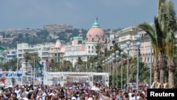 Rassemblement avant la minute de silence sur la Promenade des Anglais après l'attentat de Nice, à Nice, France, le 18 juillet 2016.