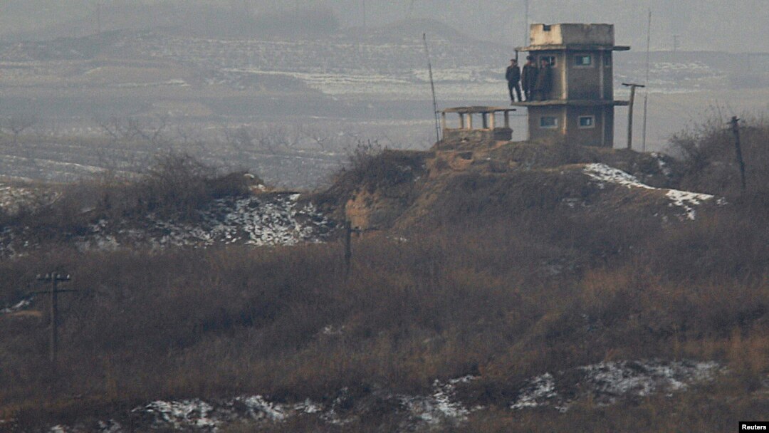 Tentara Korea Utara mengawasi zona demiliterisasi dari sebuah menara pengawasan di dekat Panmunjom (foto: dok).