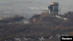 Tentara Korea Utara mengawasi zona demiliterisasi dari sebuah menara pengawasan di dekat Panmunjom (foto: dok).